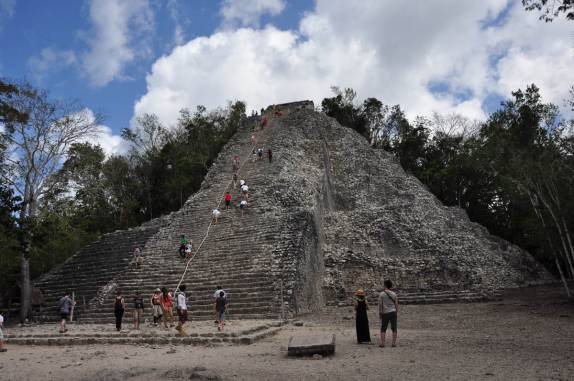 A mais alta das pirâmides em Cobá, que pode ser subida por turistas (na península do Yucatán, no México)